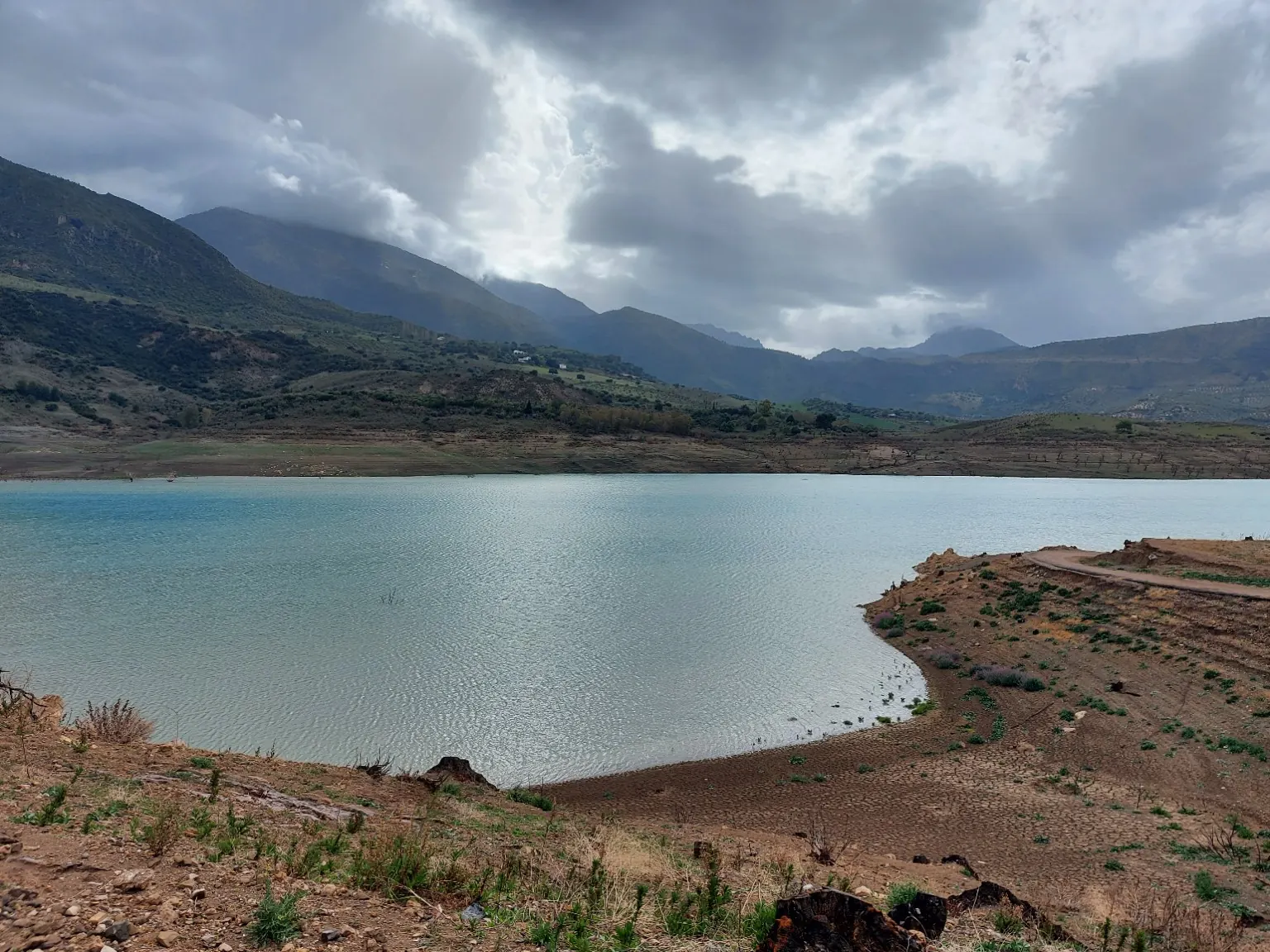 Embalse y paisaje cercano