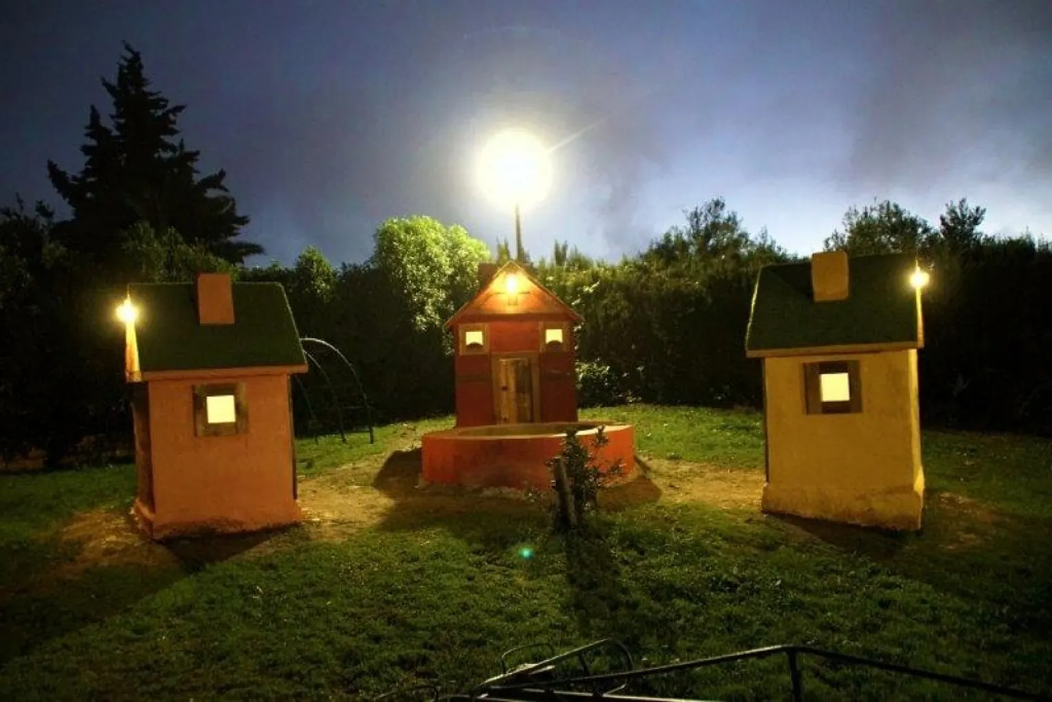 Zona infantil iluminada por la noche