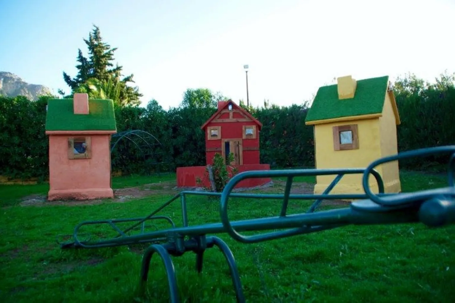 Balancín y casitas de la zona infantil