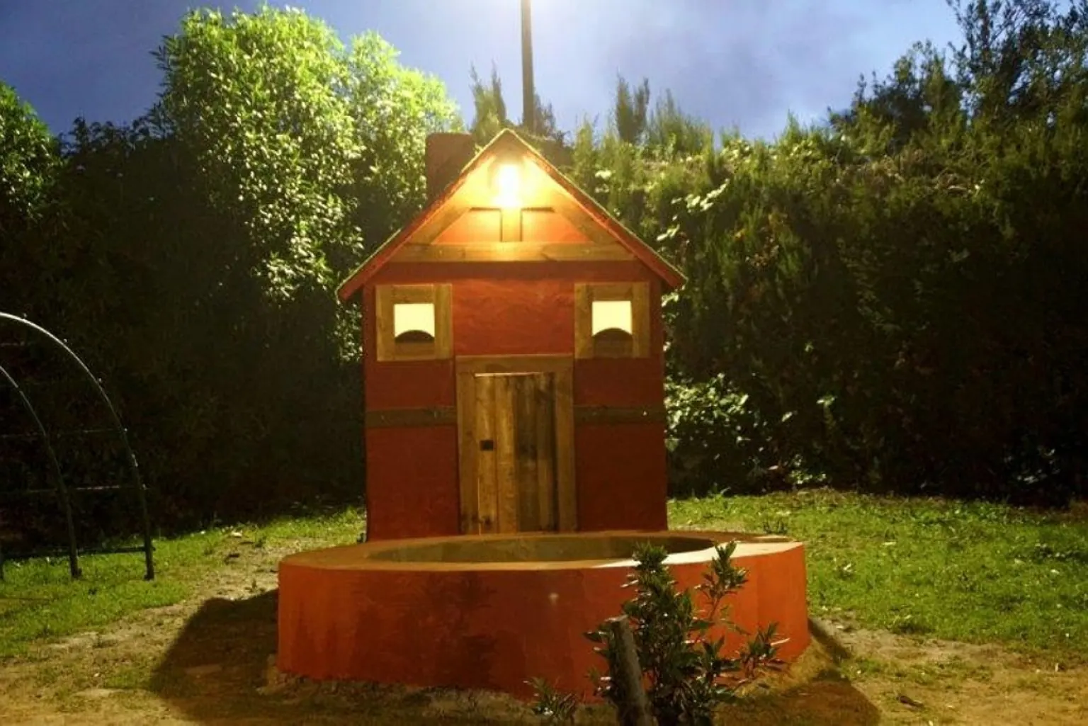Casita infantil iluminada en la zona de juegos